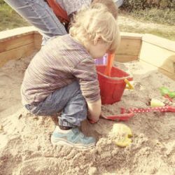 drieling jongetje speelt in zandbak